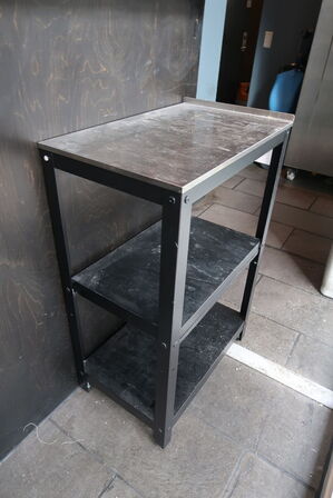 Bord med rustfri stålbordplade 