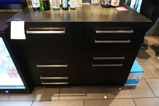 2 stk. Skabe med indhold 