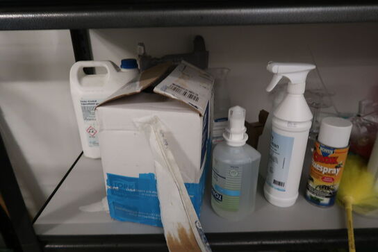 Tøm reolen for indhold 