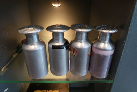 16 hylder med indhold 