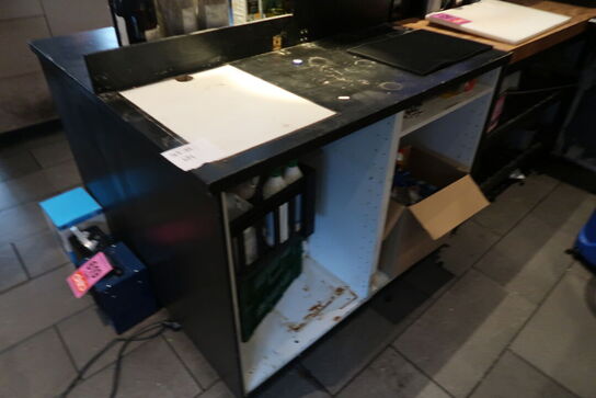 2 stk. Skabe med indhold 