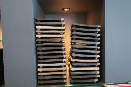 16 hylder med indhold 