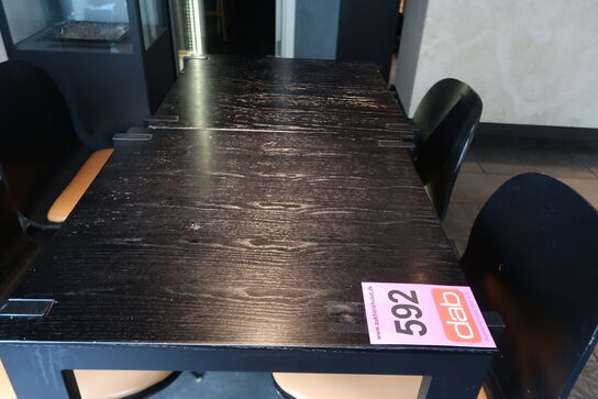 2 stk. Henning Larsen design borde med 4 stole