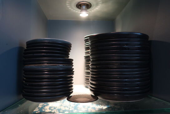 13 hylder med indhold 