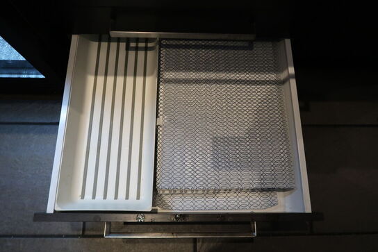 2 stk. Skabe med indhold 