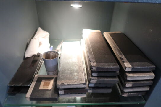 13 hylder med indhold 