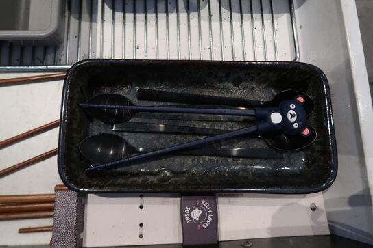 2 stk. Skabe med indhold 