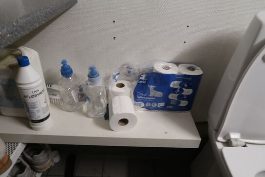 Reol med indhold + tøm toilettet 