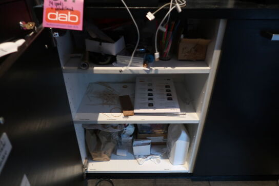 2 stk. Skabe med indhold 