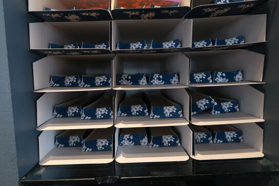 13 hylder med indhold 