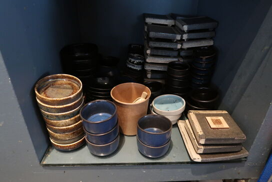 13 hylder med indhold 