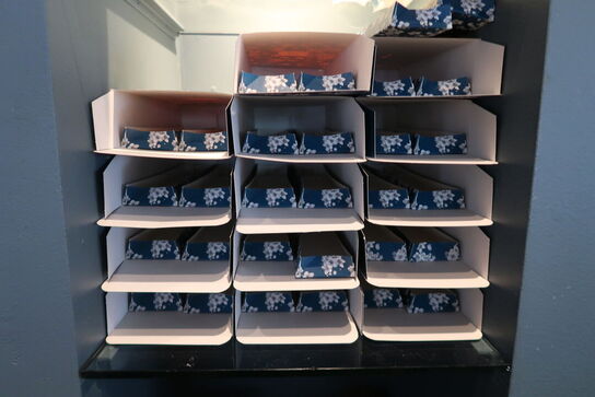 13 hylder med indhold 