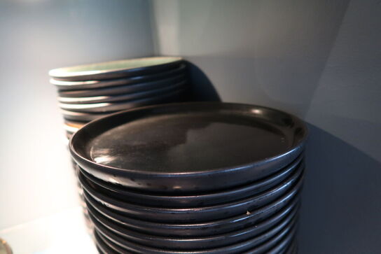 13 hylder med indhold 