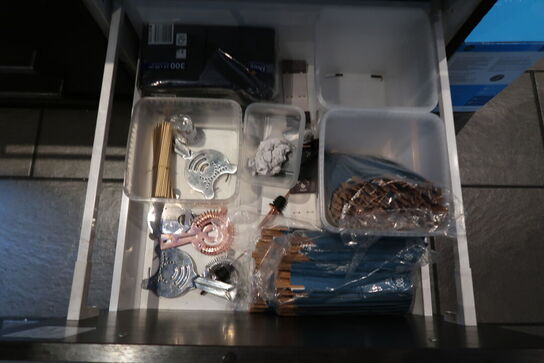 2 stk. Skabe med indhold 