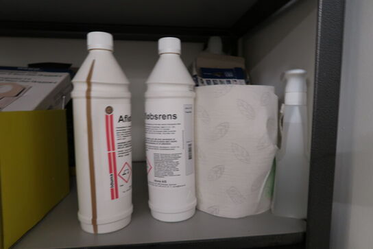 Tøm reolen for indhold 