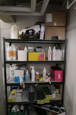 5 stk. Stålreol + barbord - UDEN INDHOLD