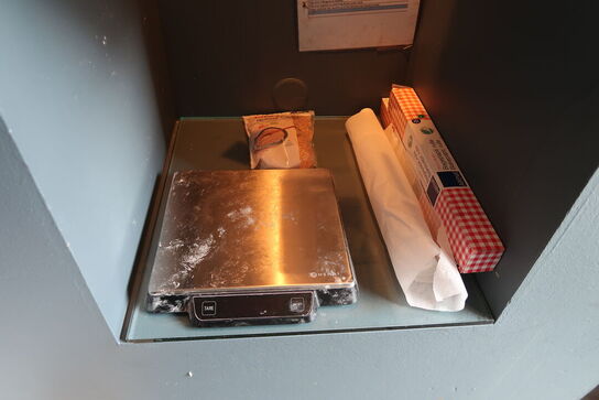 16 hylder med indhold 