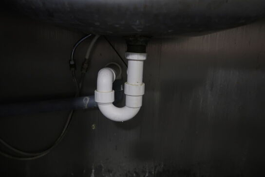 Væghængt rustfri stålbord med vask & pistol 