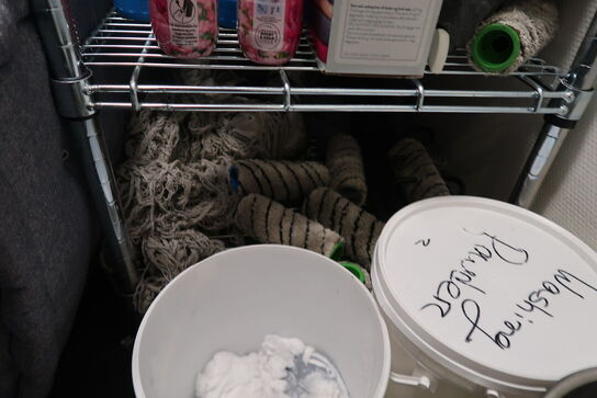 Reol med indhold + tøm toilettet 