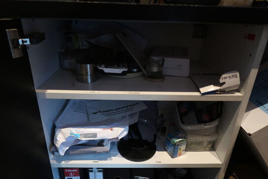 2 stk. Skabe med indhold 