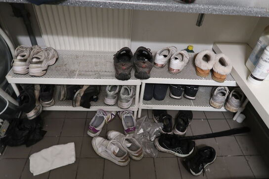 Reol med indhold + tøm toilettet 