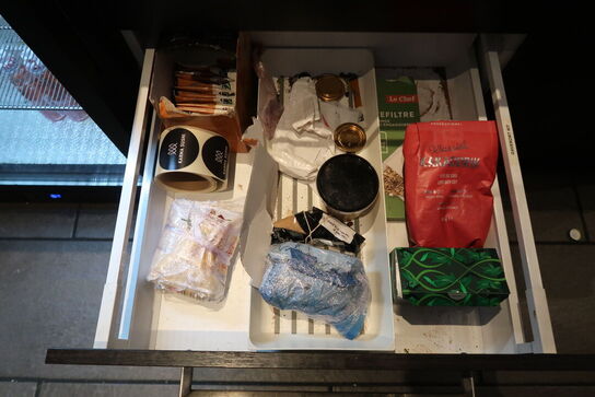 2 stk. Skabe med indhold 