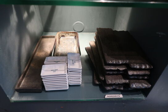 13 hylder med indhold 