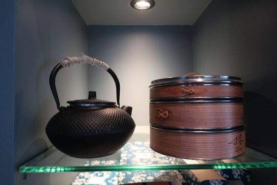 13 hylder med indhold 