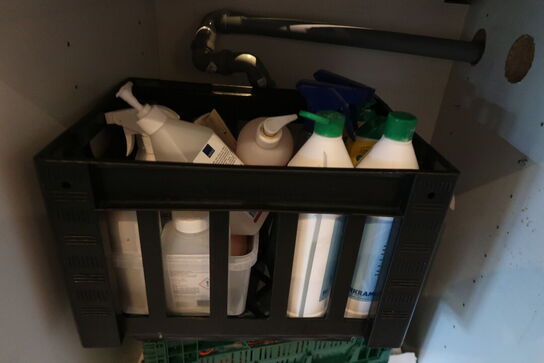 2 stk. Skabe med indhold 