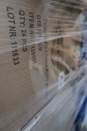 Palle med div. Plastikkasser med køkkenservice, skraldespande m.m.