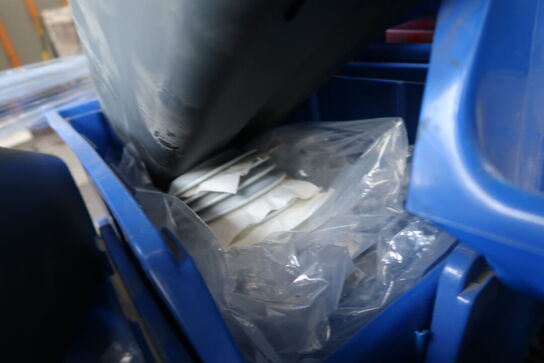 Palle med div. Plastikkasser med køkkenservice, skraldespande m.m.