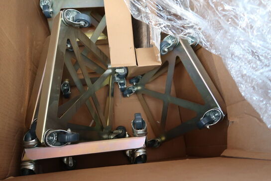 Kasse med transporthunde, bakker samt vinglas (nogle er gået i stykker)