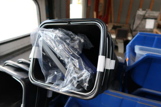 Palle med div. Plastikkasser med køkkenservice, skraldespande m.m.