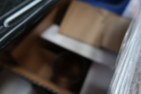 Palle med div. Plastikkasser med køkkenservice, skraldespande m.m.