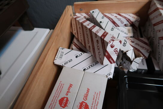 Palle med div. Køkkenservice, bestik ETERNUM, tallerkner, fade m.m.