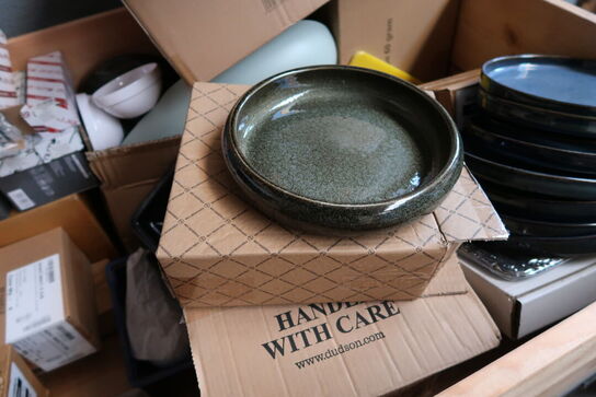 Palle med div. Køkkenservice, bestik ETERNUM, tallerkner, fade m.m.