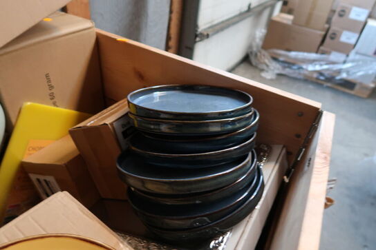 Palle med div. Køkkenservice, bestik ETERNUM, tallerkner, fade m.m.