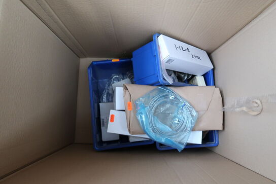 Palle med div. Plastikkasser med køkkenservice, skraldespande m.m.