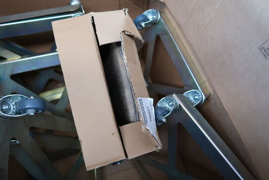 Kasse med transporthunde, bakker samt vinglas (nogle er gået i stykker)