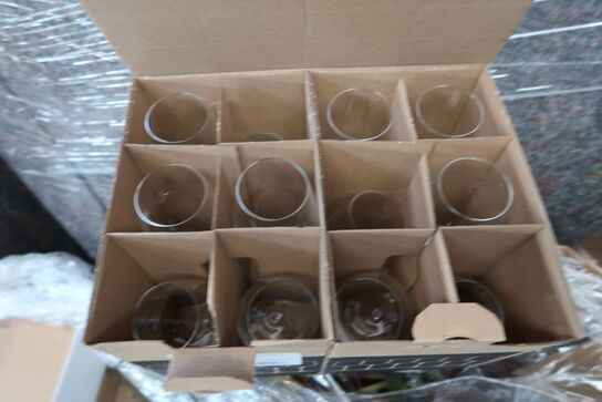 Kasse med transporthunde, bakker samt vinglas (nogle er gået i stykker)