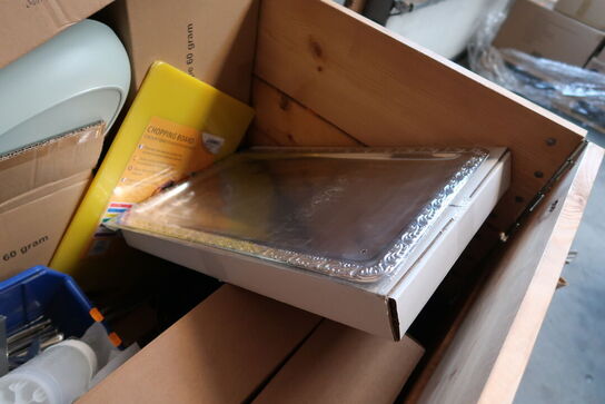 Palle med div. Køkkenservice, bestik ETERNUM, tallerkner, fade m.m.