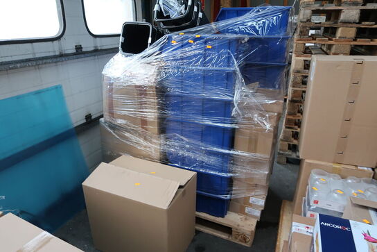 Palle med div. Plastikkasser med køkkenservice, skraldespande m.m.