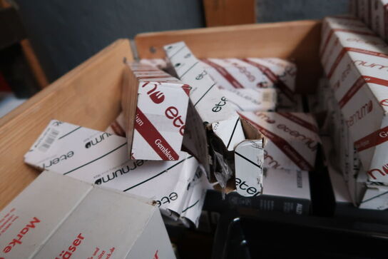 Palle med div. Køkkenservice, bestik ETERNUM, tallerkner, fade m.m.