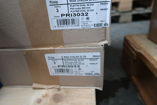 Palle med div. Plastikkasser med køkkenservice, skraldespande m.m.