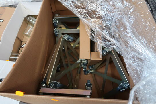 Kasse med transporthunde, bakker samt vinglas (nogle er gået i stykker)