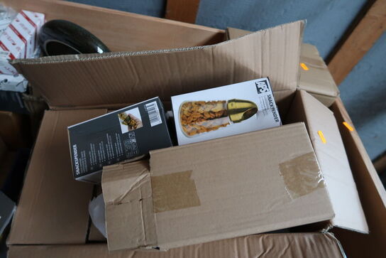 Palle med div. Køkkenservice, bestik ETERNUM, tallerkner, fade m.m.