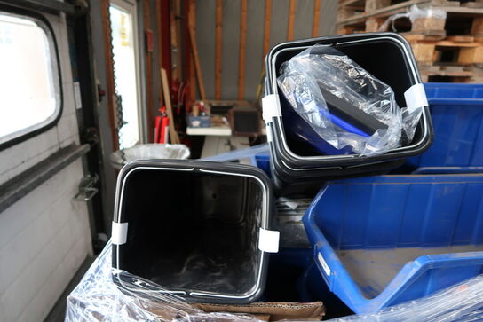 Palle med div. Plastikkasser med køkkenservice, skraldespande m.m.