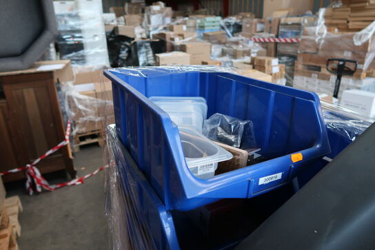 Palle med div. Plastikkasser med køkkenservice, skraldespande m.m.