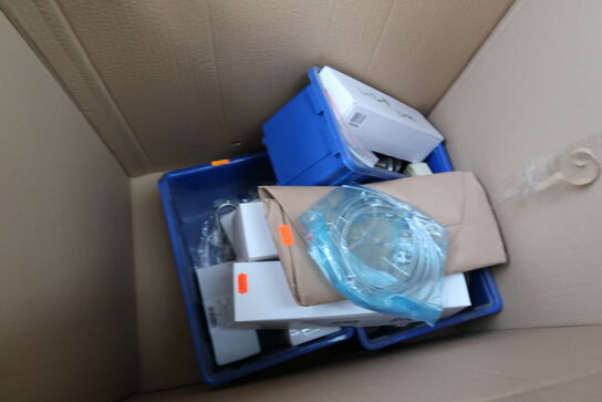 Palle med div. Plastikkasser med køkkenservice, skraldespande m.m.