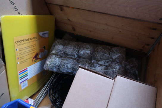 Palle med div. Køkkenservice, bestik ETERNUM, tallerkner, fade m.m.